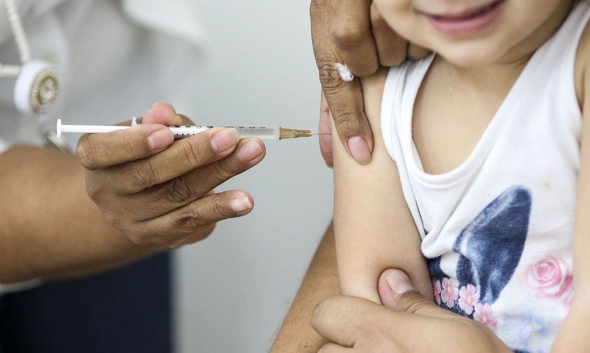 Vacinação em dia protege crianças, adolescentes e evita o retorno de doenças graves, alerta pediatra da Afya