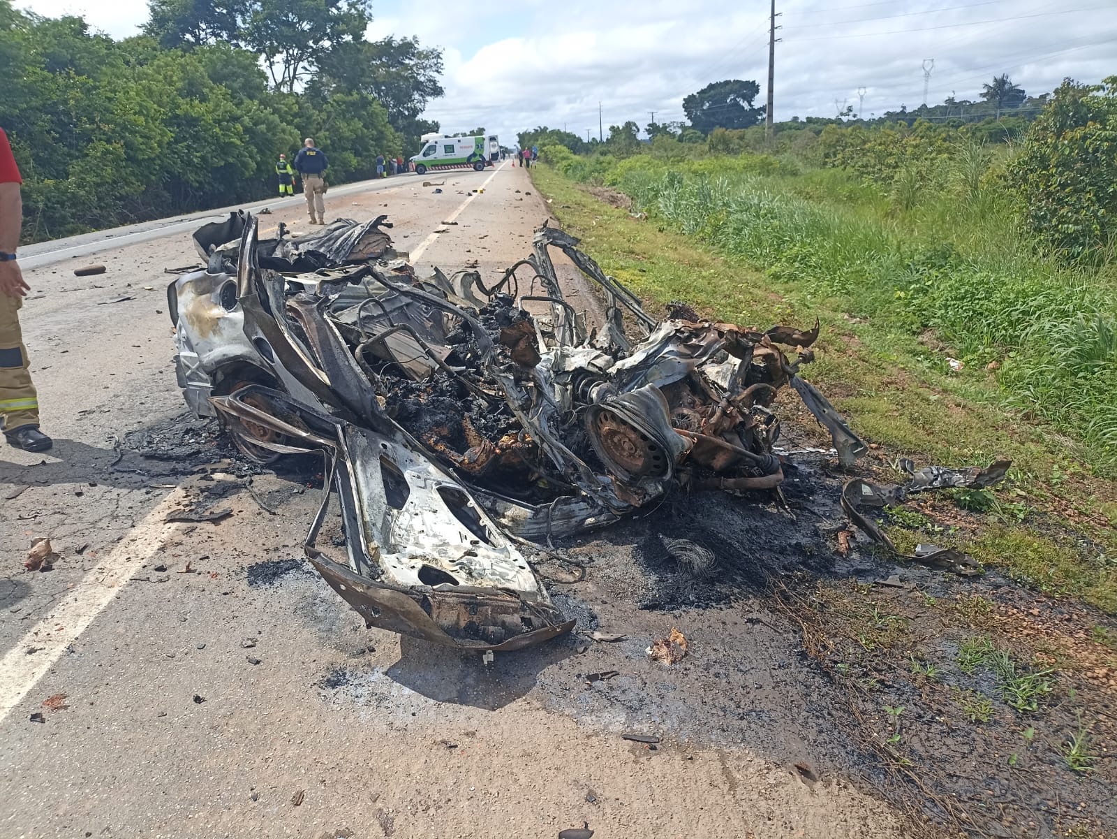 Colisão fatal na BR-364: quatro pessoas morrem carbonizadas em grave acidente