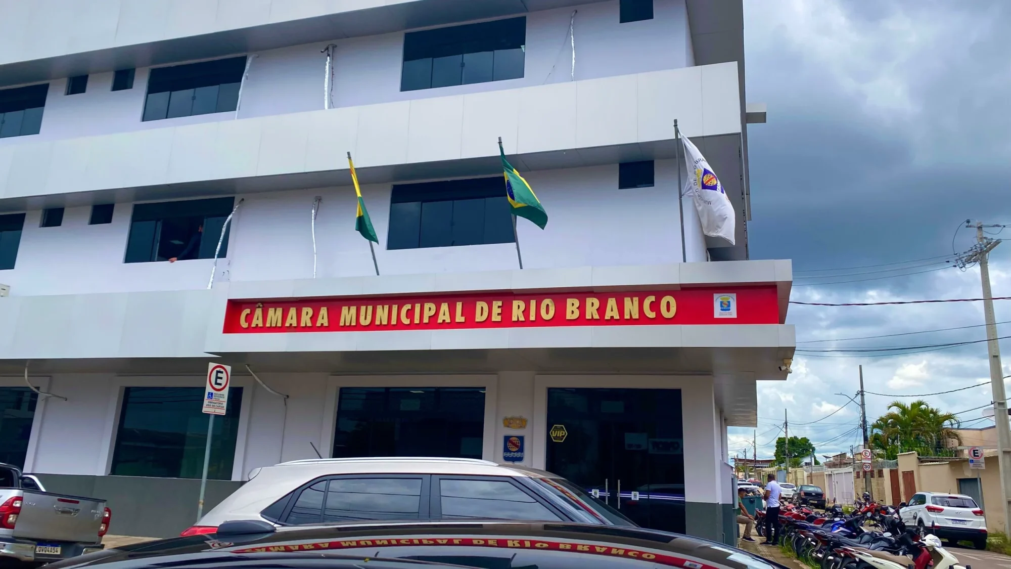 Vereadores de Rio Branco planejam gasto de quase R$ 1 milhão com passagens aéreas em 2026
