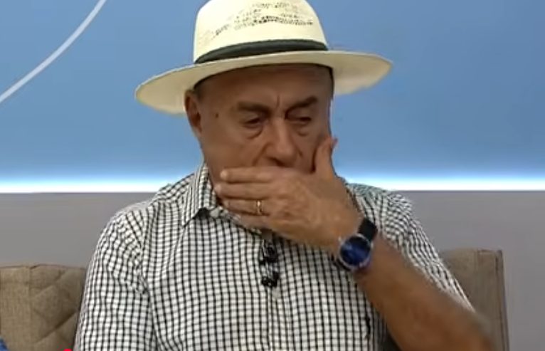 Bocalom promete pela 6ª vez comprar ônibus e se engasga ao vivo na TV