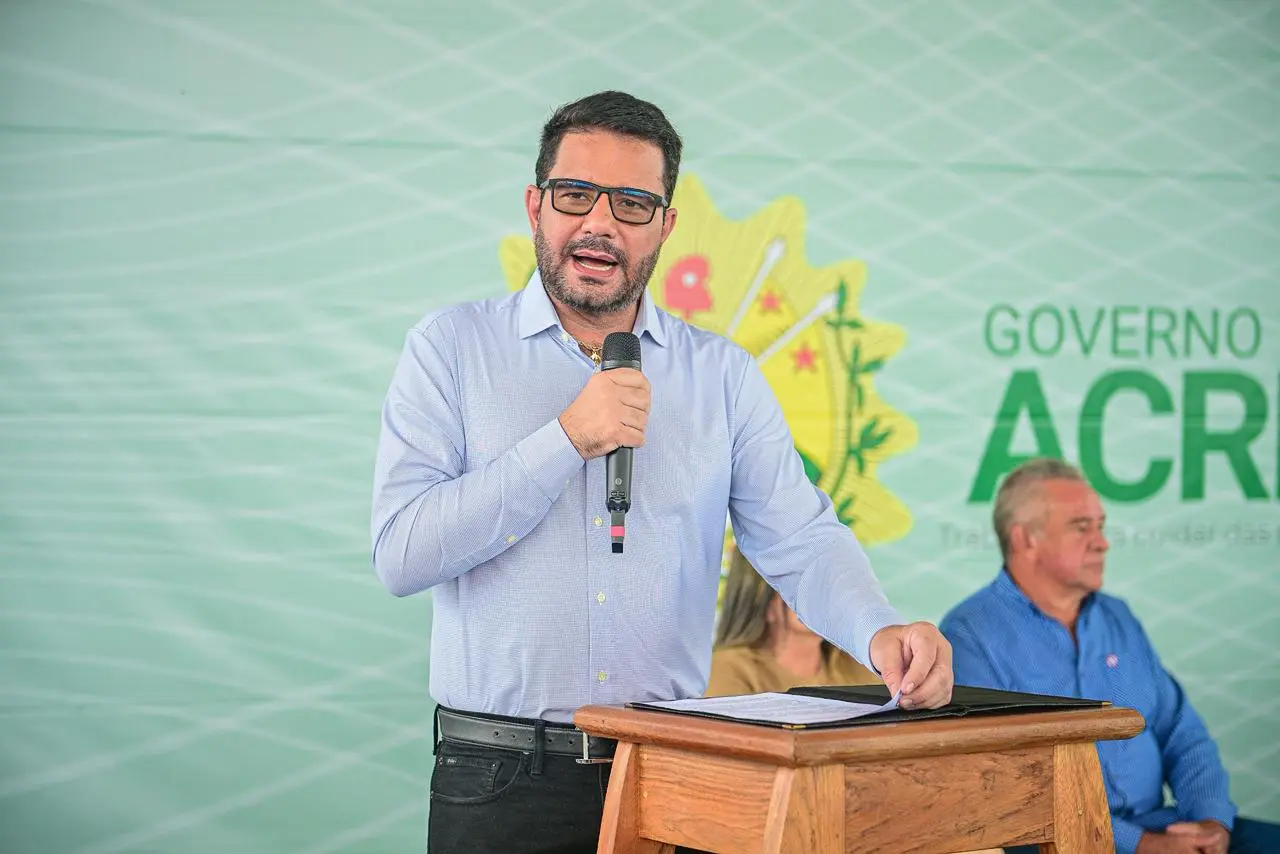 Governador Gladson assina contrato para construção de casas populares em Plácido de Castro