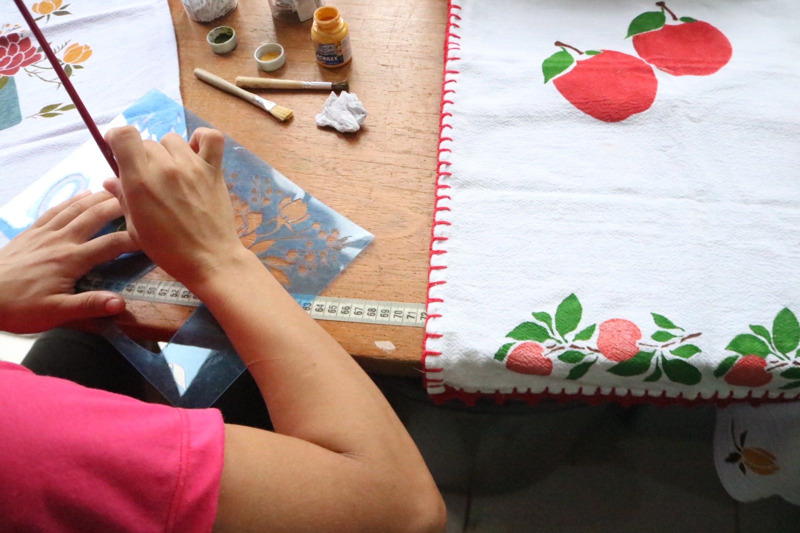 Pintura em panos de prato é instrumento de ressocialização de mulheres no presídio feminino de Rio Branco
