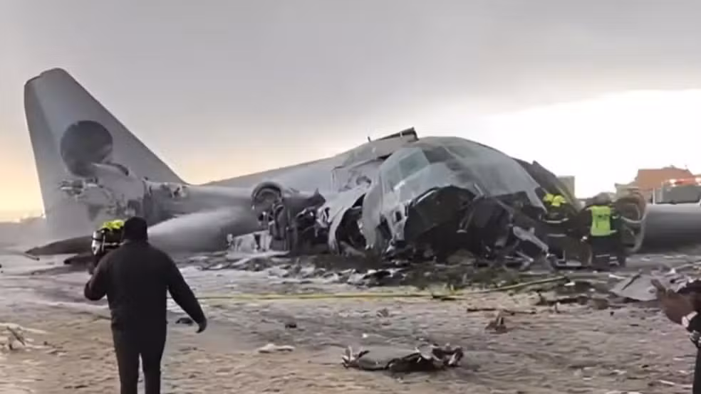 Avião da Força Aérea com carga de dinheiro cai em avenida movimentada e mata diversas pessoas