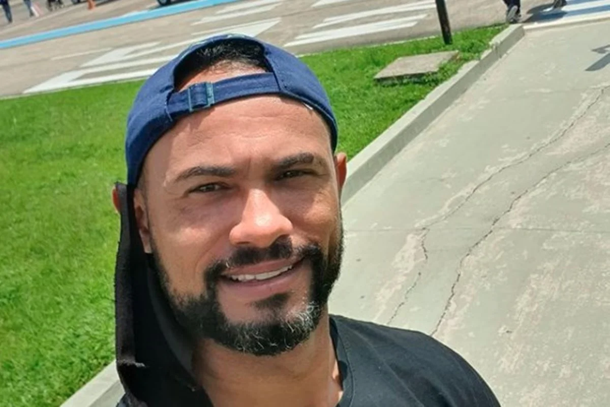 Após perder patrocínio, Vasco-AC paga pouco mais de um salário mínimo ao goleiro Bruno
