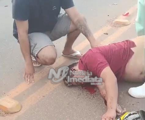 Motociclista bate em carro estacionado e fica todo espatifado em avenida de Rio Branco