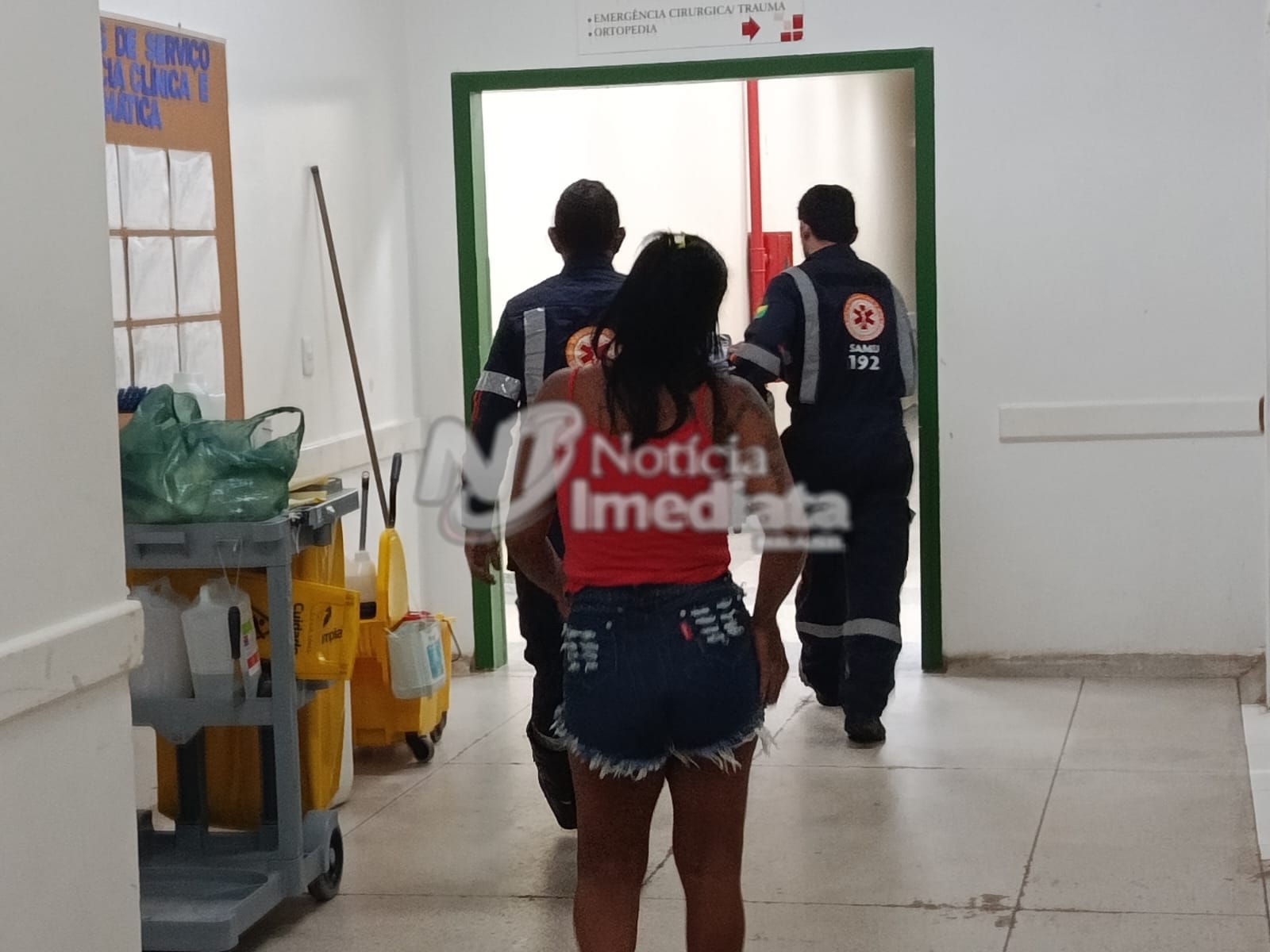 Menina de 8 anos passa mal e é internada após comer bombom dado por desconhecido
