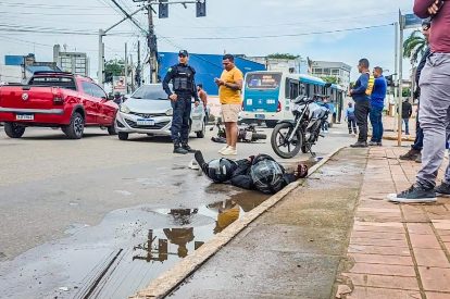 Motociclista tenta ultrapassar carro pela esquerda, é arremessado a 30 metros e fica todo espatifado