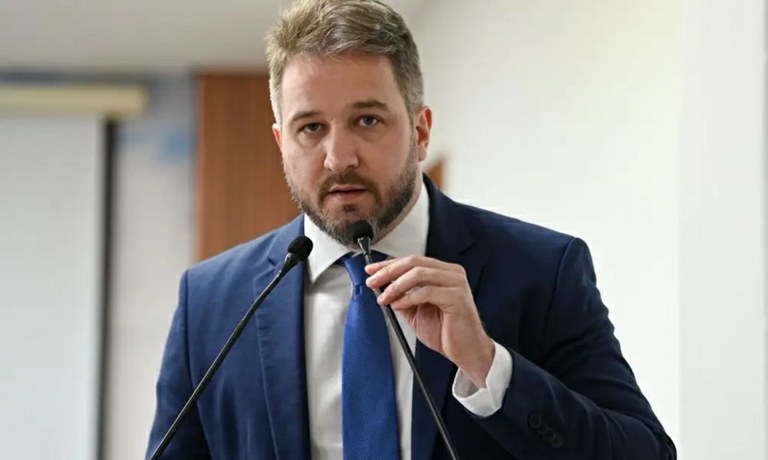 Entre o “Puxa-Saquismo” e a Realidade: Felipe Tchê ignora caos na cidade para elogiar Bocalom