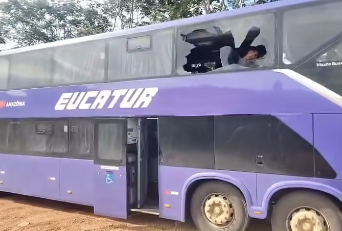Roçadeira arremessa pedra e espatifa vidro de ônibus da Eucatur que trafegava pela BR-364