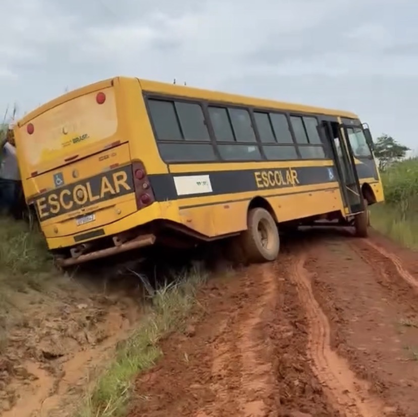 Perigo na lama: vídeo mostra ônibus escolar trafegando atravessado em ramal de Acrelândia