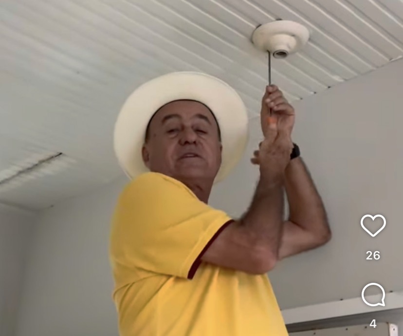 Bocalom manuseia rede elétrica ligada, minimiza riscos e apoiadores aplaudem atitude inconsequente