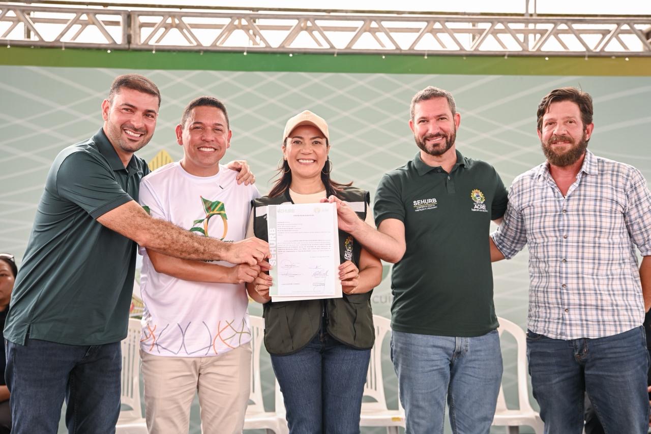 Mailza anuncia mais de R$ 11 milhões em investimentos para Assis Brasil e construção de 25 casas populares