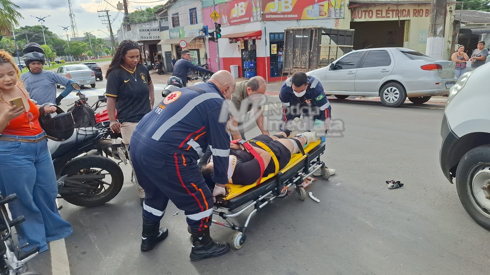Batida violenta entre duas motos deixa jovem espatifada na Avenida Ceará, em Rio Branco