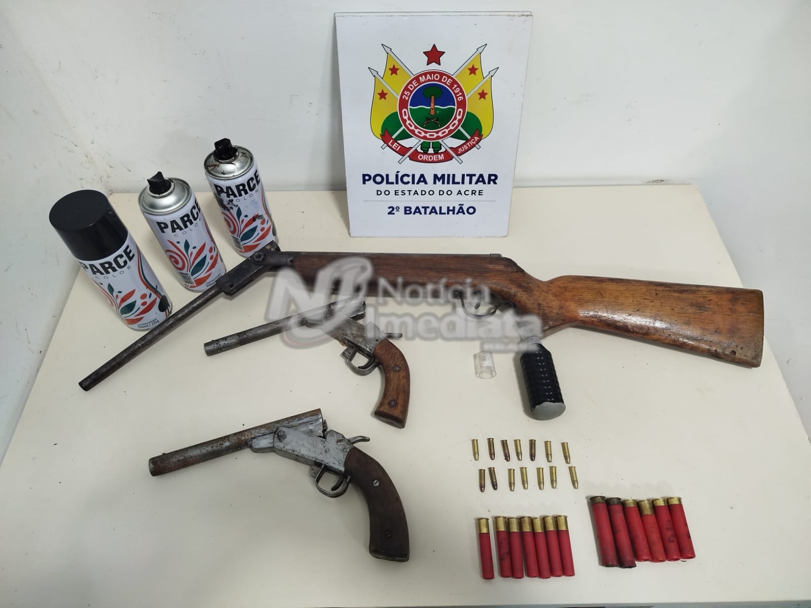 PM apreende três armas de fogo e granada durante patrulhamento na Vila Albert Sampaio, em Rio Branco