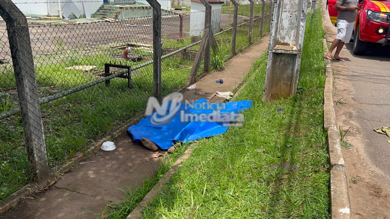 Viciado tenta furtar fios, morre eletrocutado, cai de poste e se espatifa no chão em Rio Branco