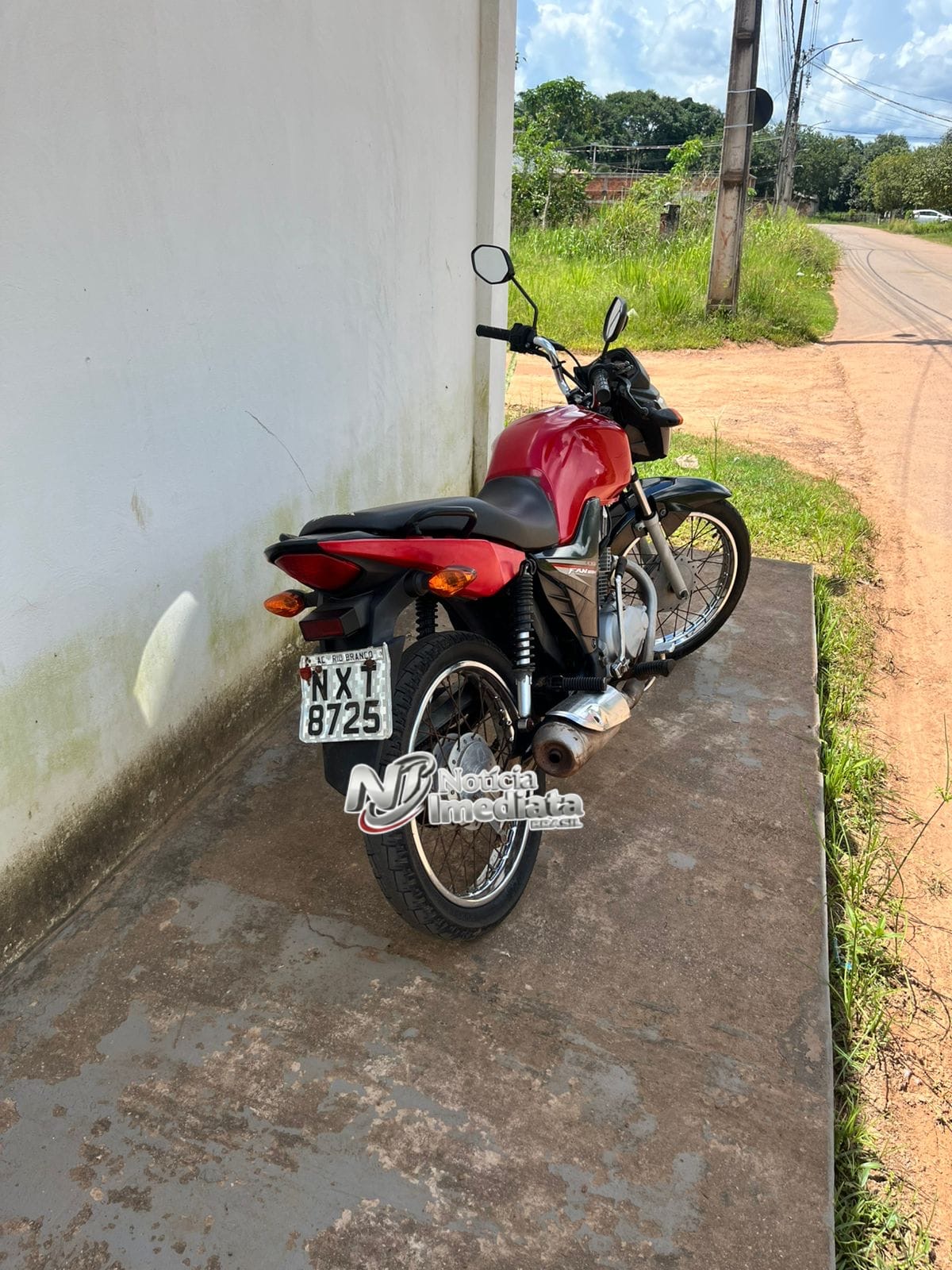 Vídeo mostra marginais furtando moto de estudante da frente de casa na Vila Acre; veja