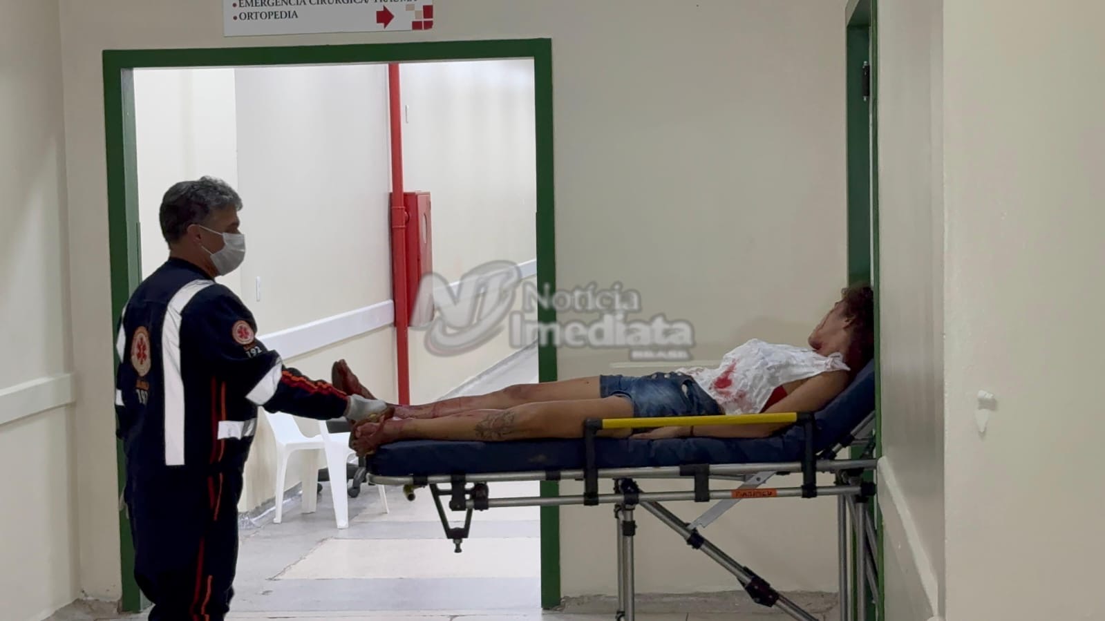 Moradora de rua flagra marido fumando pedra com outra, se acaralha e mete a faca na colega durante briga