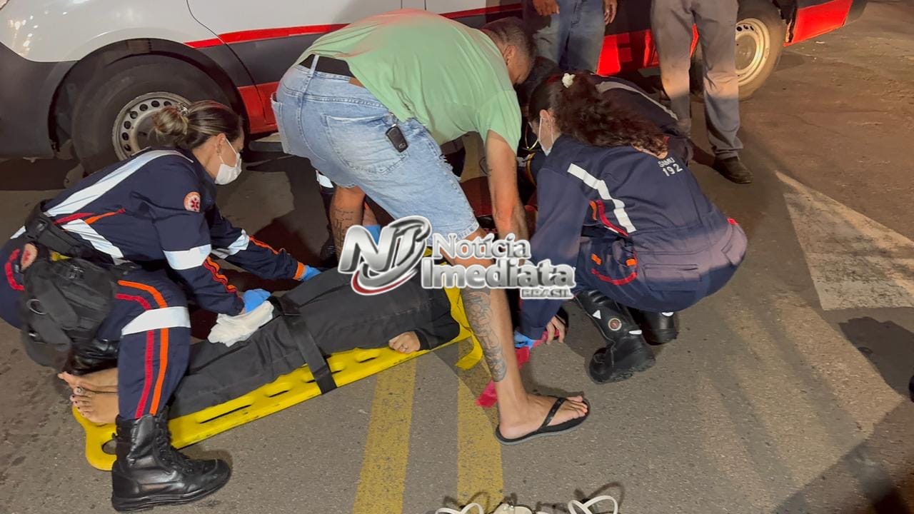 Jovem é arremessada após batida entre moto e caminhonete e fica espatifada no Preventório