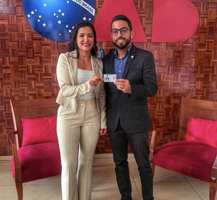 Madson Cameli celebra conquista acadêmica ao receber credencial de estagiário da OAB-AC