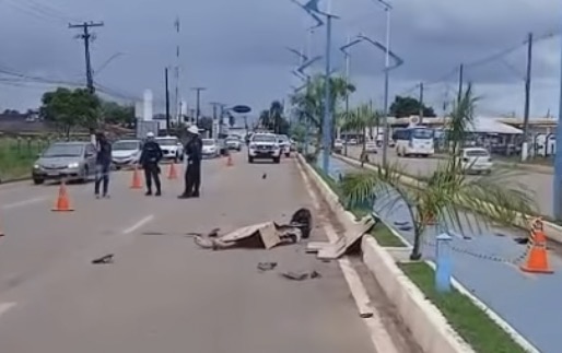 Tragédia na Via Chico Mendes: jovem de 22 anos morre em acidente de moto