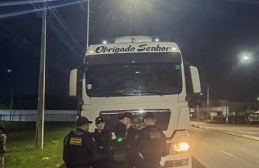 Carreta carregada com peças de sucatas da Ricco Transportes é apreendida tentando sair do Acre