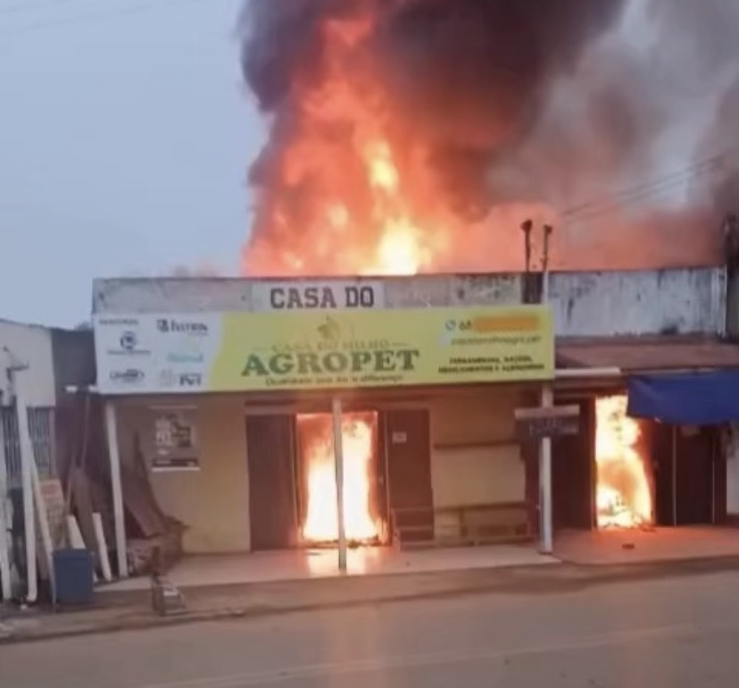 URGENTE – incêndio de grandes proporções atinge lojas e casas no Bujari