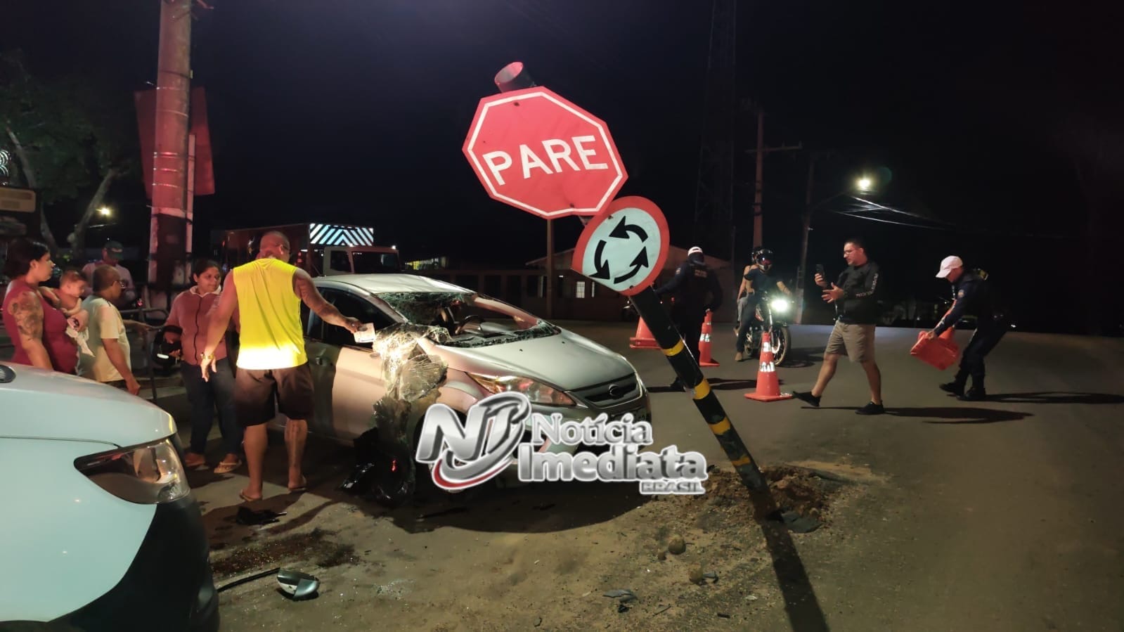 Mulher fica machucada após abarcar carro em placa toda torta que atrapalhava trânsito em Rio Branco