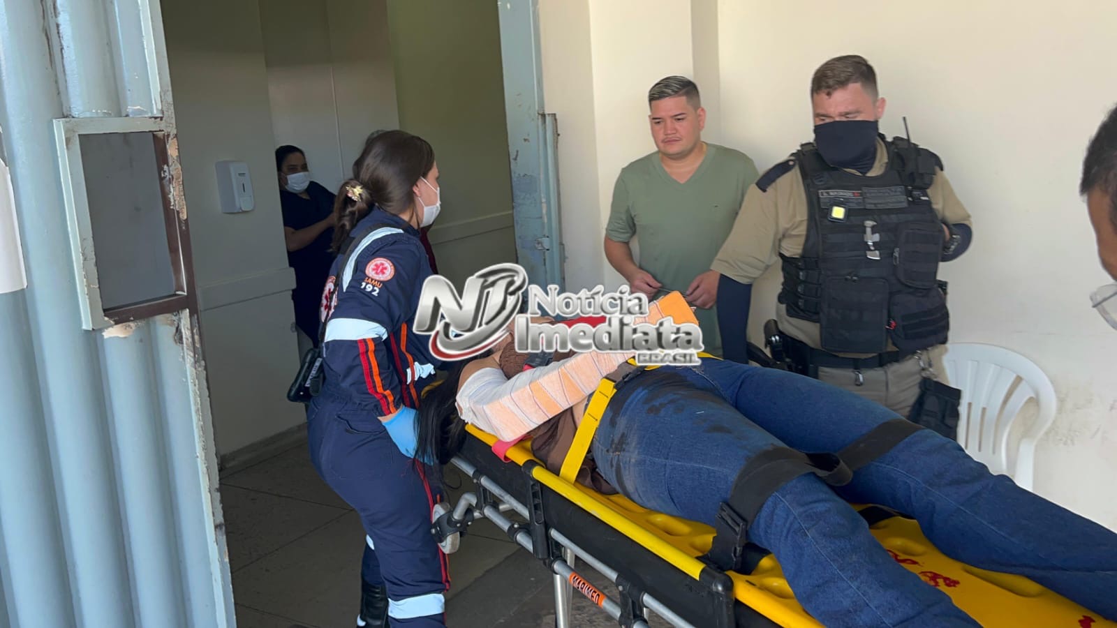 Batida entre carro e moto deixa mulher e criança feridas a caminho da escola em Rio Branco