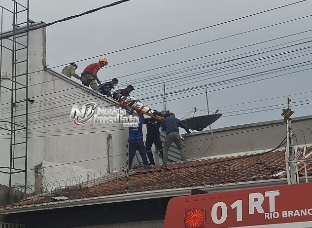 Jovem quase morre ao levar choque durante trabalho em cobertura de prédio no Xavier Maia