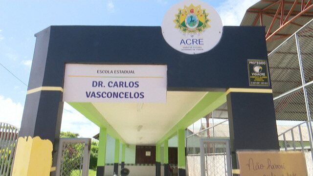 Caso de bullying na Escola Dr Carlos Vasconcelos acaba em briga generalizada entre mãe e estudantes