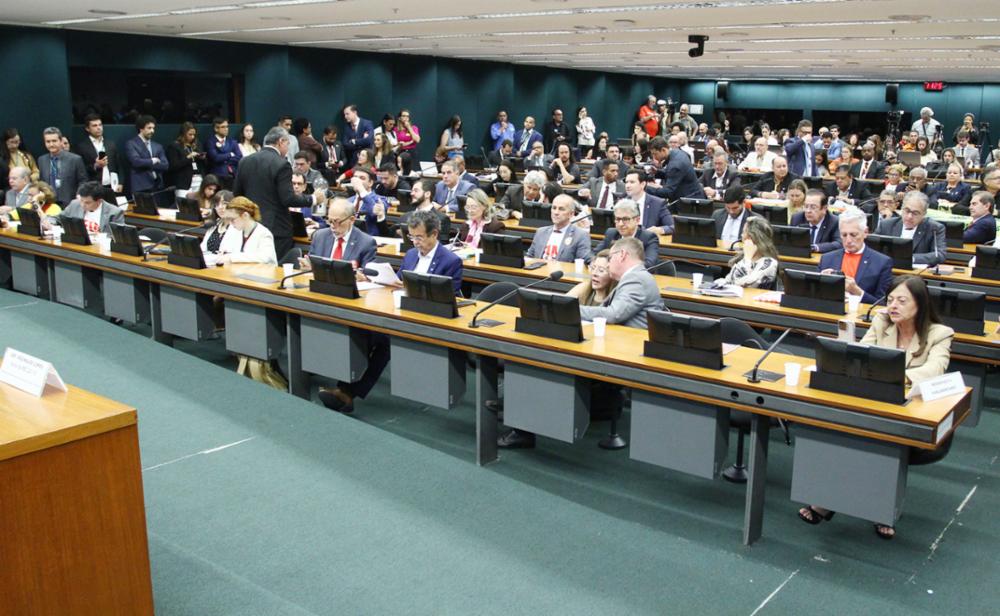 PEC da redução da jornada de trabalho que prevê duas folgas semanais avança na Câmara Federal