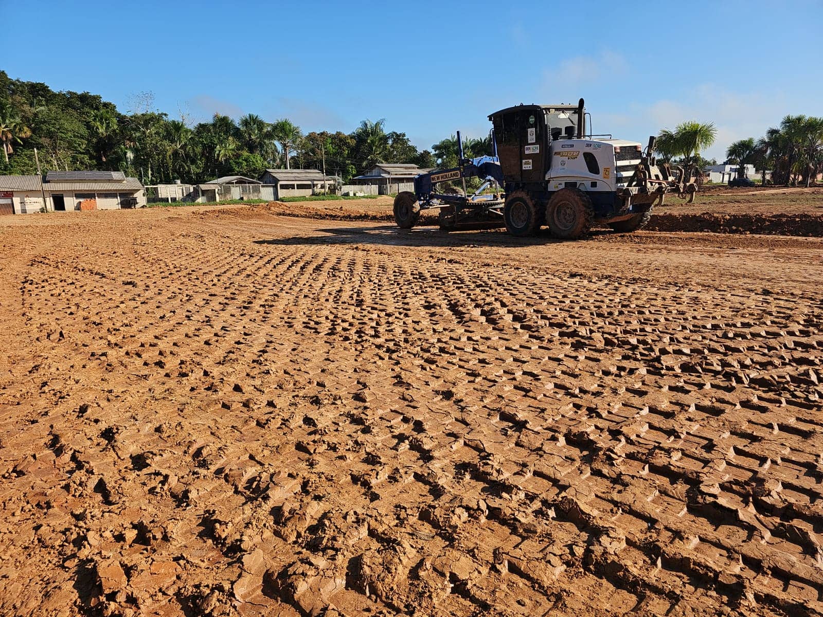 Deracre trabalha na terraplanagem para construção do novo campus do Ifac em Feijó