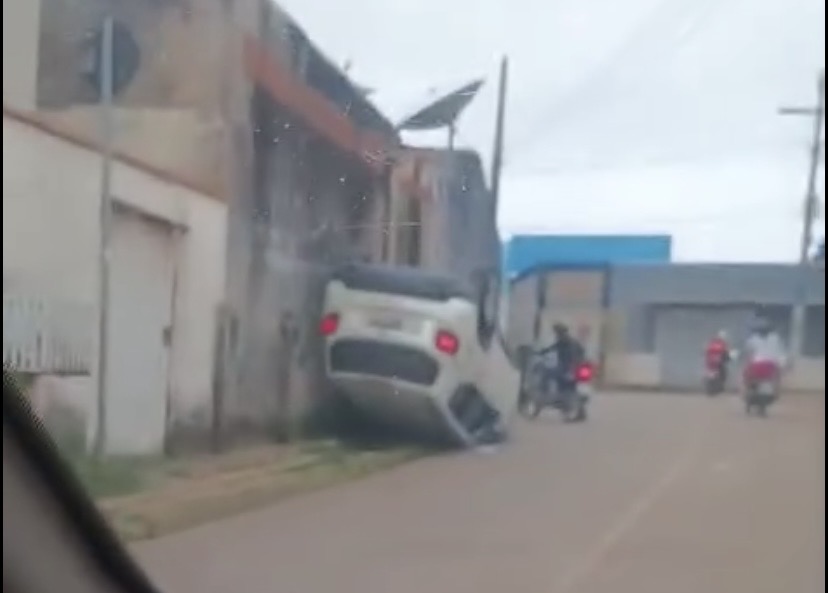 Pinga doida faz motorista pirulitar Jeep Renegade e parar de rodas pra cima assombrando a galera da Conquista