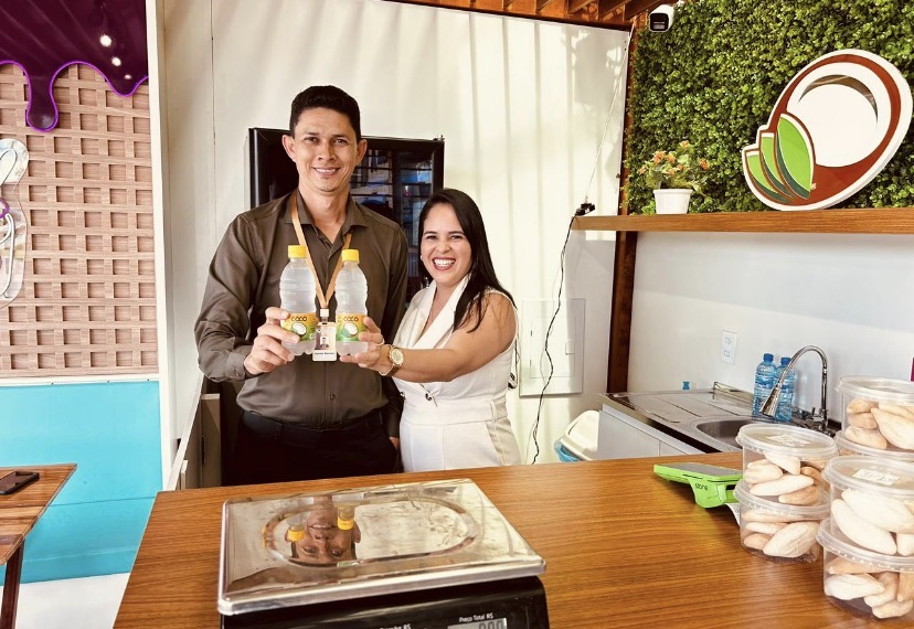 Com apoio da Sicredi Biomas, casal transforma água de coco em negócio no Acre