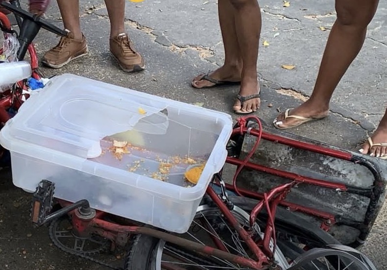Depois de morrer atropelado, vendedor tem salgados levados por pessoas no local do acidente