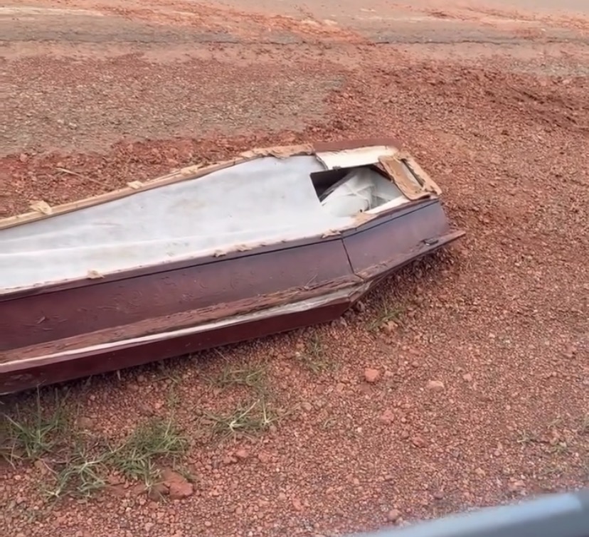 ‘Hum, tá até fedendo’: homem se assombra após flagrar caixão na beira de rodovia durante viagem