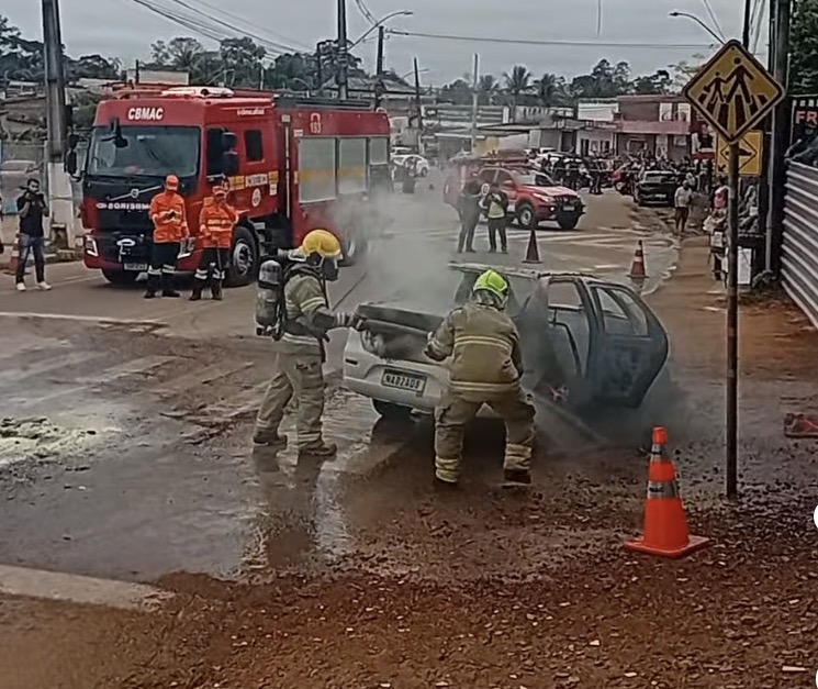 Um carro pegou fogo lá na frente do colégio militar do Calafate ainda agora