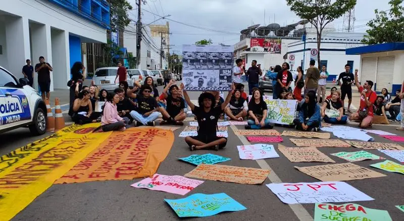 Estudantes fecham avenida em protesto contra “precarização do transporte público” em Rio Branco