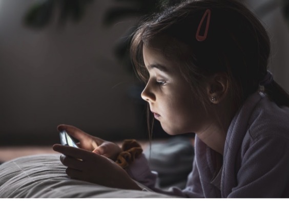 Excesso de jogos digitais pode impactar funções cognitivas e socioemocionais das crianças, alerta professora de Psicologia e Pedagogia da UMC