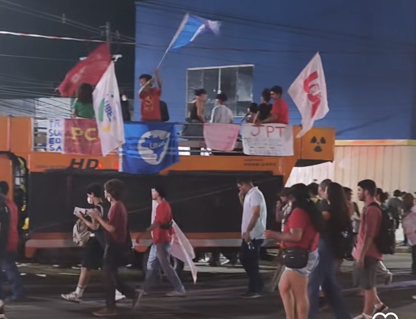 Bandeiras do Partido Comunista do Brasil e Juventude do PT chamam atenção em ato que fechou Av. Ceará