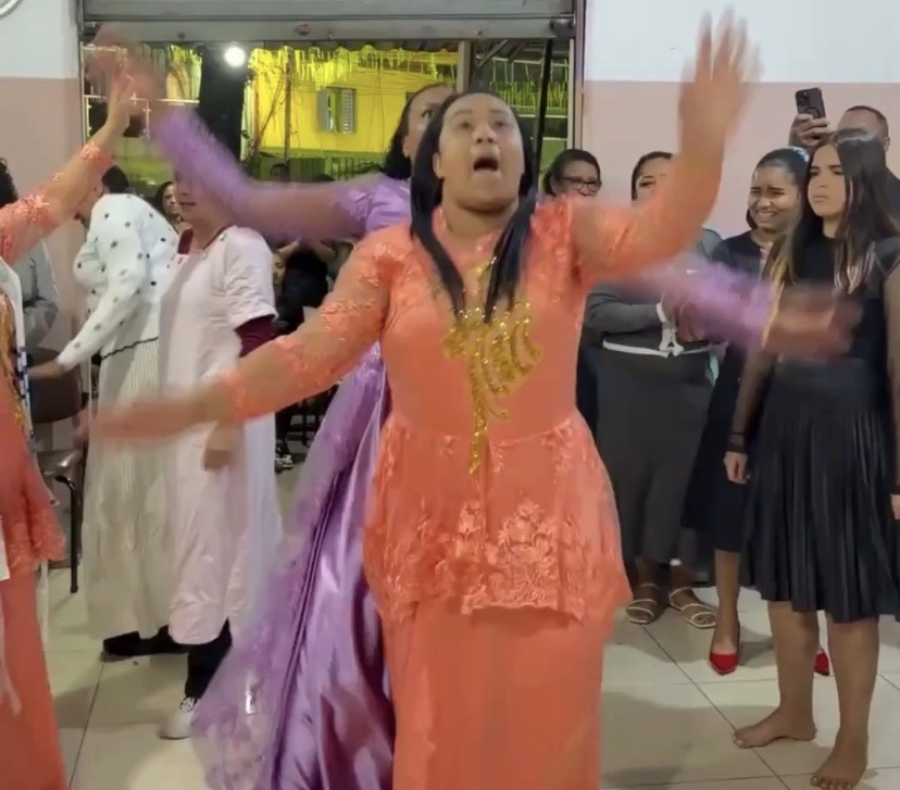 Culto da Assembleia assombra todo mundo após irmãs virarem o ziza e transformarem igreja em macumba