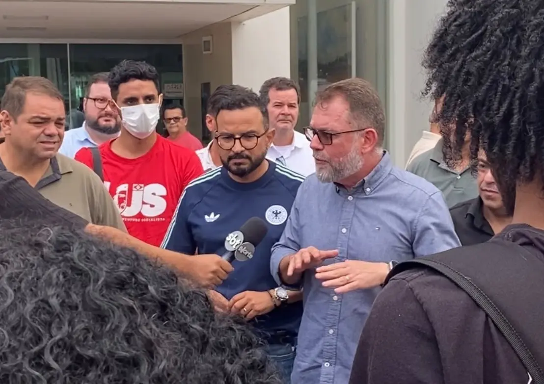 Prefeito Alysson Bestene desce para dialogar com estudantes após tensão durante manifestação na Prefeitura de Rio Branco