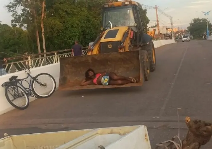 Travesti “descansa” em pá-carregadeira durante bloqueio de ponte e viraliza na internet