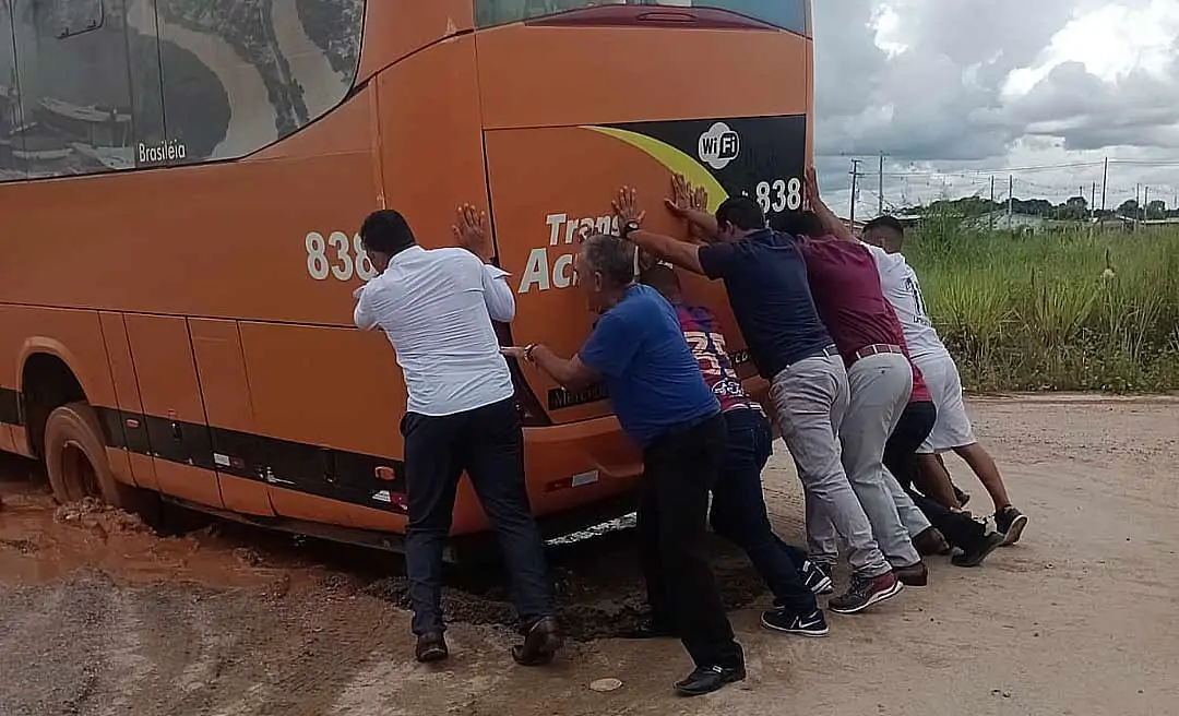 “Obrigado, meu prefeito”, ironizam internautas zombando de Kiefer após ônibus atolar na rodoviária de Feijó